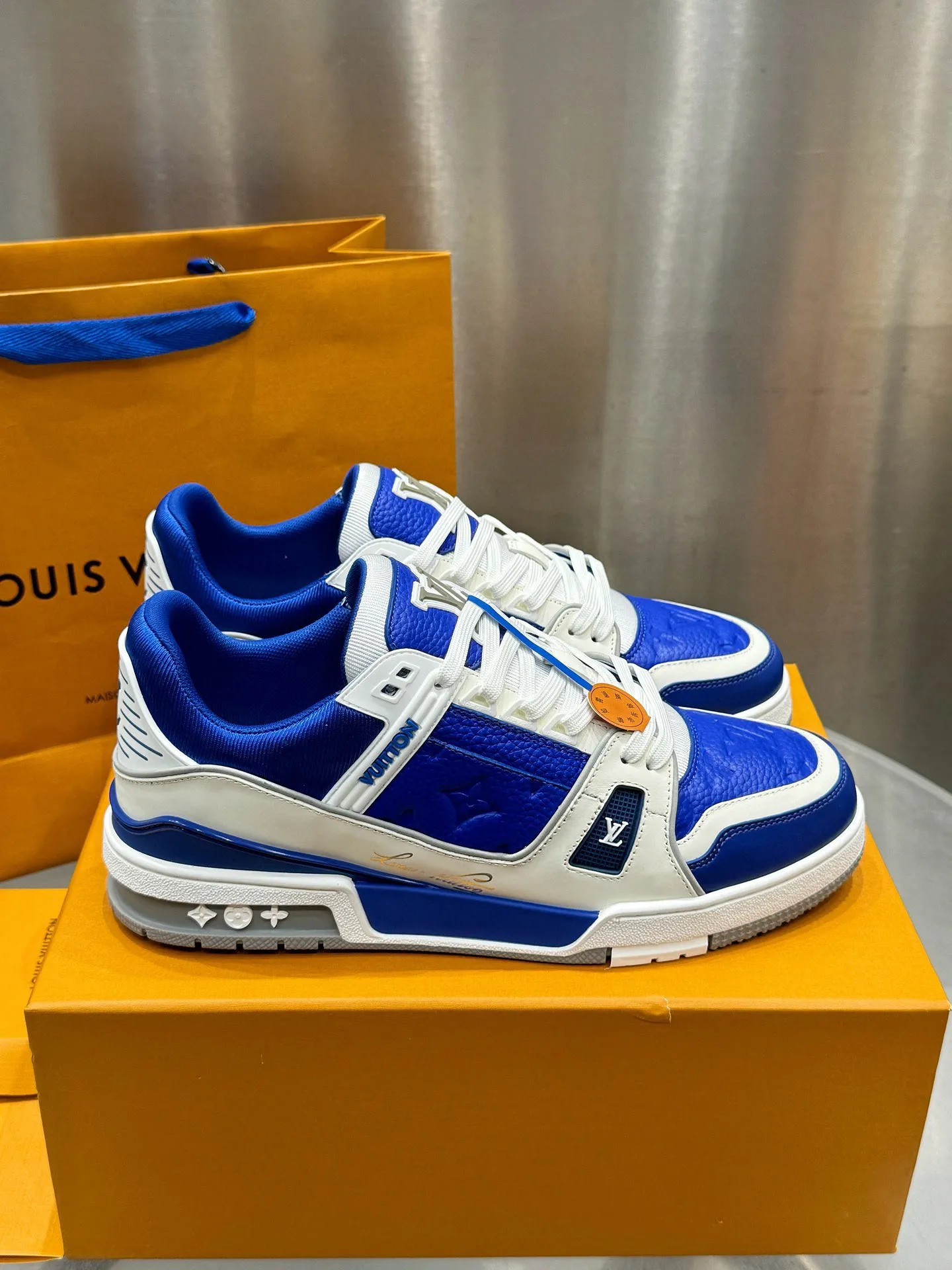 👟👟Ex-factory price 740👟👟 LOUIS VUITTON - the best-looking sneakers by Virgin Abloh, Lv Brand strongly recommends new products, official website limited edition retro basketball sneakers! Both high-top and low-top models spent money to purchase the original 1:1 accurate replica, the details are invincible, full of sincerity, imported custom-made original cowhide, the original package method is the same, the details are 100% restored, the private model customizes the original one-piece TPU outsole, which is different from other brands, without the original version, this effect cannot be achieved! LV’s best-looking couple shoes in the past, don’t miss it! Size: 35-45